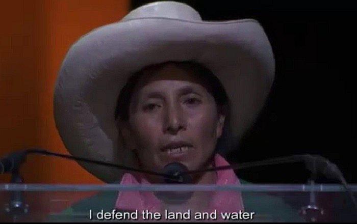 ​Máxima Acuña recibe el premio cantando un huayno y da sentido discurso (VIDEO)