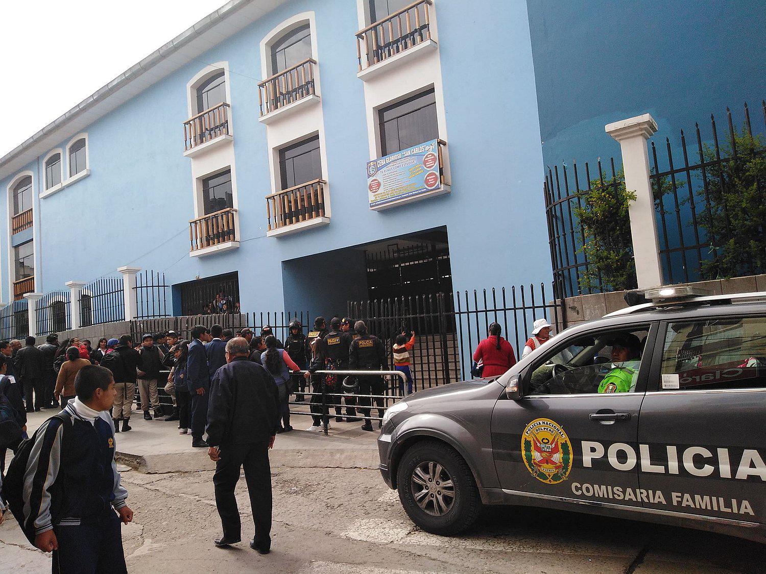 Estudiantes toman instalaciones del la I.E.S. Glorioso San Carlos de Puno