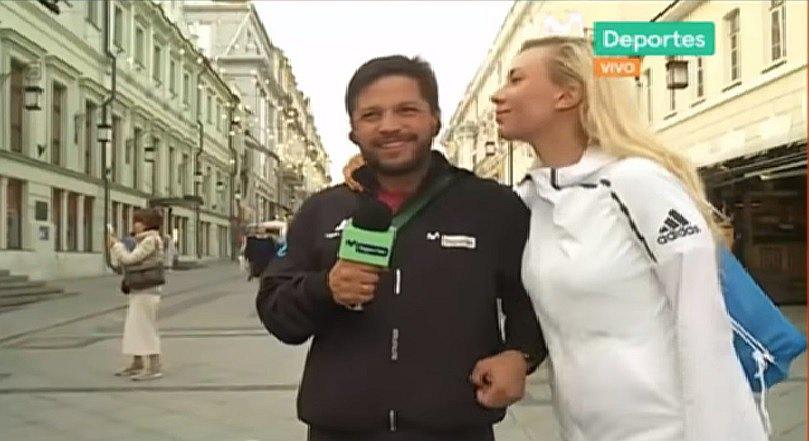 Mundial 2018: Rusa besa a periodista Pedro García durante transmisión en vivo (VIDEO)