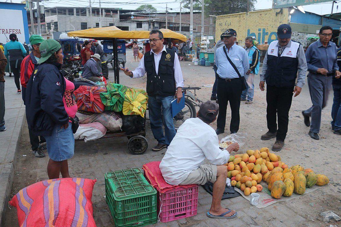 Identifican a ambulantes que ocupan vías públicas en los alrededores del mercado  