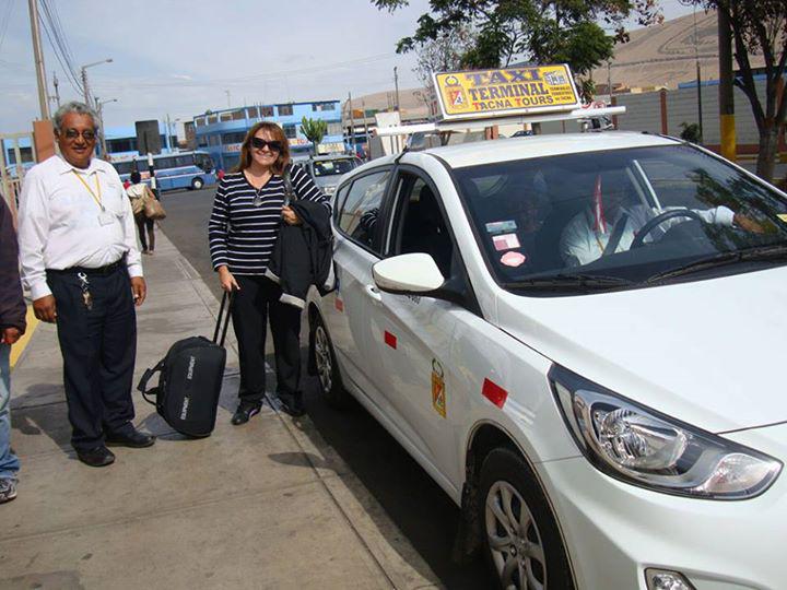 Taxista del terminal devuelve equipaje olvidado por turista