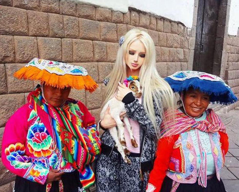 El día en que la 'Barbie humana' paseó por Machu Picchu y Cusco