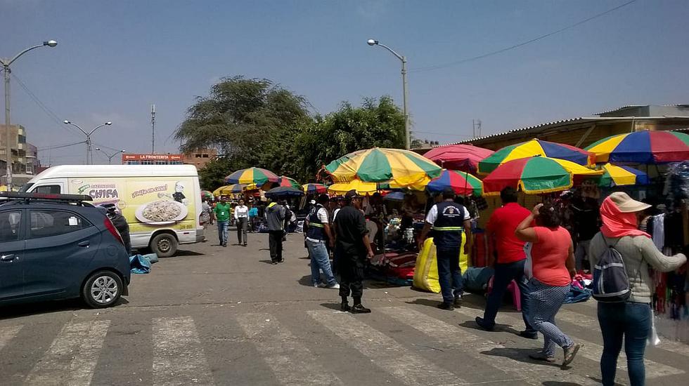 Policía y Serenazgo retiran a ambulantes del Mercado Modelo  