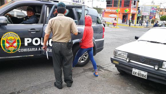 En falso taxi secuestran al paso a joven contadora para robarle dinero 