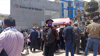Protesta en el frontis de Banco de la Nación en Huancavelica