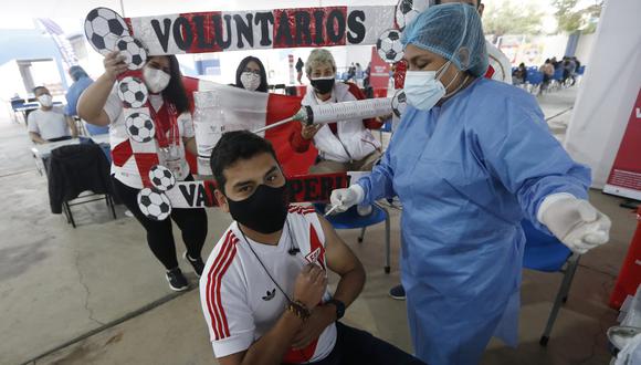 Cada día se alcanzó inocular hasta 20 mil personas de este grupo  en diferentes vacunatorios. (Foto: Jorge Cerdan)