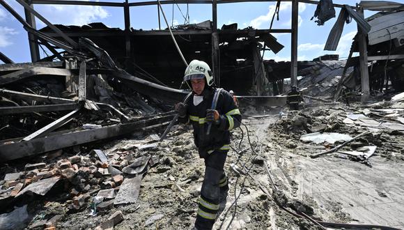 Los rescatistas limpian los escombros del centro comercial Amstor en Kremenchuk, el 28 de junio de 2022, un día después de que fuera alcanzado por un ataque con misiles rusos según las autoridades ucranianas. (Foto de Genya SAVILOV / AFP)