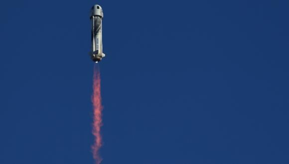 Un cohete New Shepard de Blue Origin se lanza desde el sitio de lanzamiento uno en el oeste de Texas al norte de Van Horn el 31 de marzo de 2022. (Foto: Patrick T. FALLON / AFP)