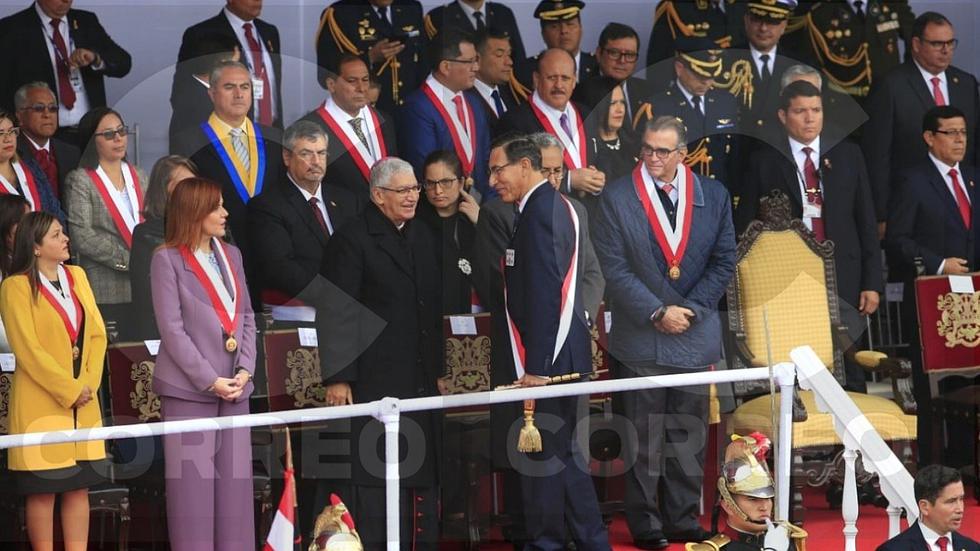 Martín Vizcarra desaira a Mercedes Aráoz en desfile militar (VIDEO)