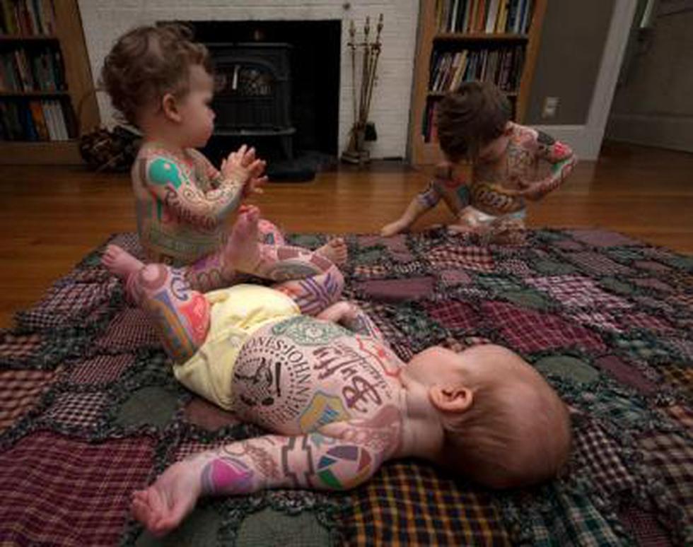 Fotos: Australiano 'tatúa' marcas en cuerpo de bebés 