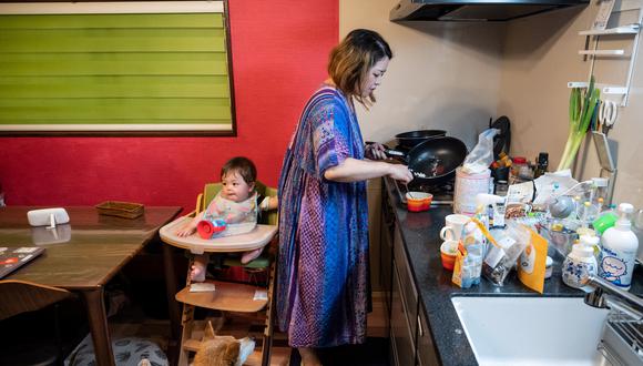 Satoko Nagamura preparando el almuerzo para su hijo, en su casa en Tokio. (Foto de Yuichi YAMAZAKI / AFP)