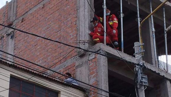 Bomberos auxiliaron a madre de familia que pedía auxilio en Miraflores. (Foto: Difusión)