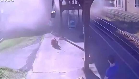 ​Niño provoca choque de tren contra estación (VIDEO)