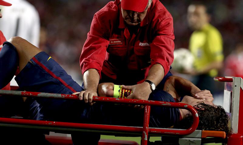 Puyol estará dos meses de baja por luxación en el codo