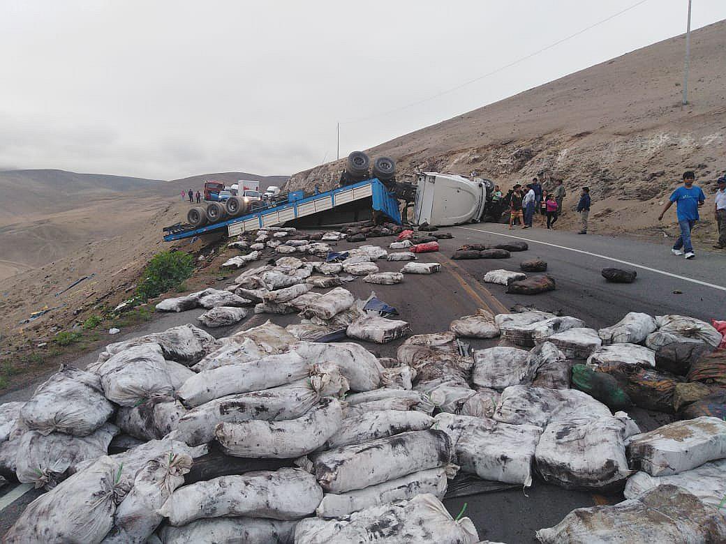 Camión queda volteado restringiendo tránsito en Panamericana Sur