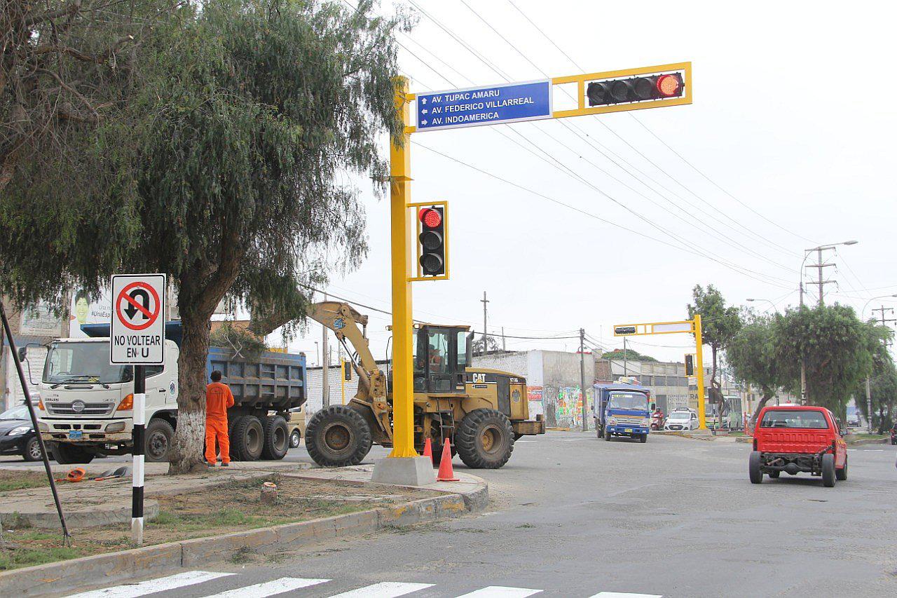 Instalan semáforos en tres avenidas de la ciudad de Trujillo 