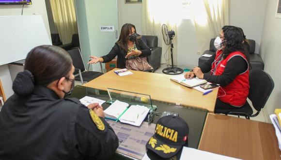 La parlamentaria liberteña, Magaly Ruiz, se reunió con la jefa de los Centros de Emergencia Mujer y la jefa de la Comisaría PNP de la Familia.