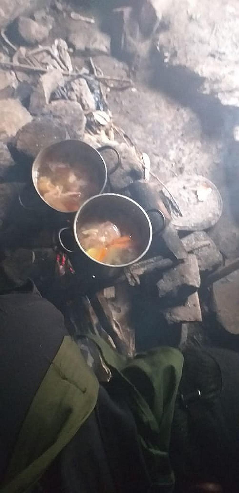 Policías cocinan y limpian casa de anciana abandonada