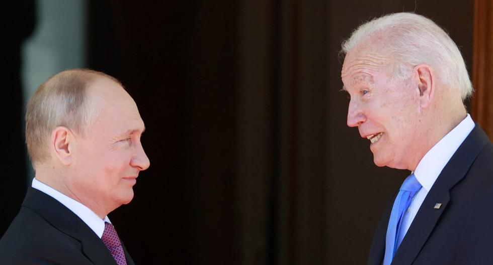 El presidente ruso Vladimir Putin (izq.) le da la mano al presidente estadounidense Joe Biden antes de su reunión en la 'Villa la Grange' en Ginebra, el 16 de junio de 2021. (DENIS BALIBOUSE / POOL / AFP).