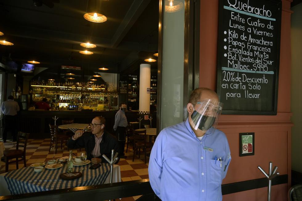 Más de 500 restaurantes reabrieron sus puertas este lunes desafiando la suspensión de actividades que instauró el gobierno de Ciudad de México ante el aumento en el número de hospitalizaciones por el covid-19.  (Foto: ALFREDO ESTRELLA / AFP)