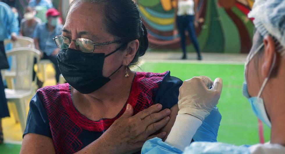 Una mujer indígena zapoteca del Istmo de Tehuantepec recibe una vacuna contra el coronavirus Covid-19 en Juchitán de Zaragoza, estado de Oaxaca, México el 22 de abril de 2021. (Foto de FRANCISCO RAMOS / AFP).
