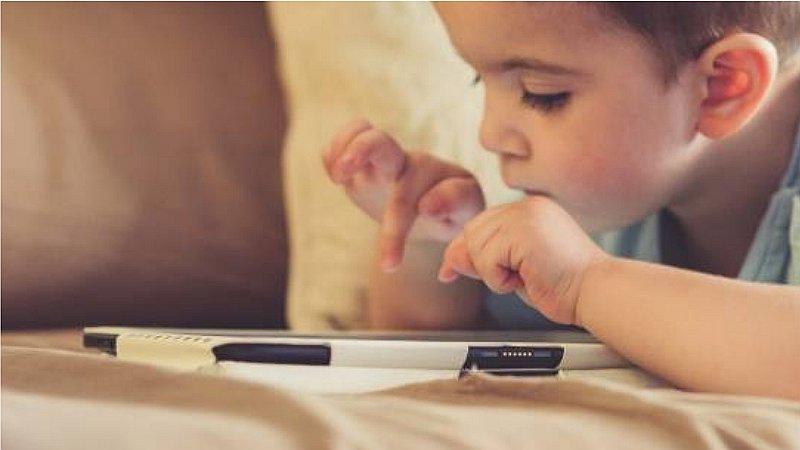 Francia promueve ley para prohibir dar celulares o tablets a bebés 