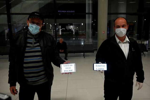 Los taxistas esperan a los pasajeros que llegan al aeropuerto internacional de Zagreb después de que fueron evacuados de Italia y España por su gobierno tras la propagación del nuevo coronavirus, que ha matado a cientos de personas en ambos países. (Foto: AFP/Denis Lovrovic)