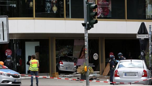La policía bloquea la escena donde un automóvil  se estrelló contra una multitud y luego contra una tienda cerca de Breitscheidplatz y mató en el centro de Berlín, el 8 de junio de 2022.  (Foto: Adam BERRY / AFP)