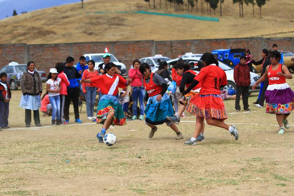 Wamblas se enfrentan en fútbol con  polleras (FOTOS)