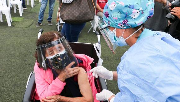 Actualmente en la región Tacna se vacuna a las personas mayores de 50 años y rezagados mayores de 60 años. (Foto archivo)
