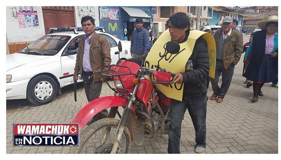 Juntas vecinales pasean a presunto autor de robo de una motocicleta en Huamachuco 