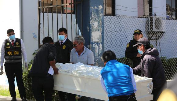 Cajones con los cuerpos de los 27 mineros ingresando a la morgue central de Arequipa. (Foto: GEC)