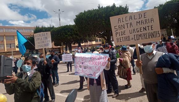 Con carteles en mano, protestaron en la puerta de la Municipalidad Provincial de San Román. (Foto: Feliciano Gutiérrez)