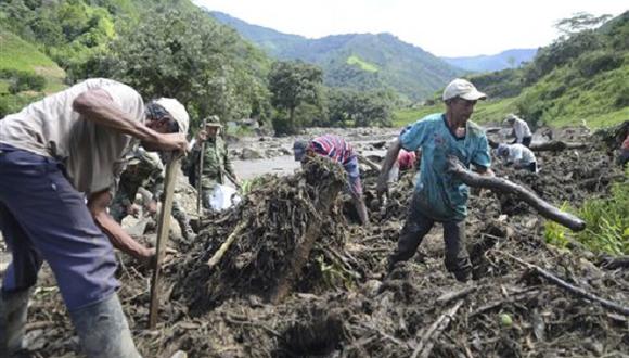 Deudos de víctimas de deslave en Colombia esperan sepultar pronto a sus muertos