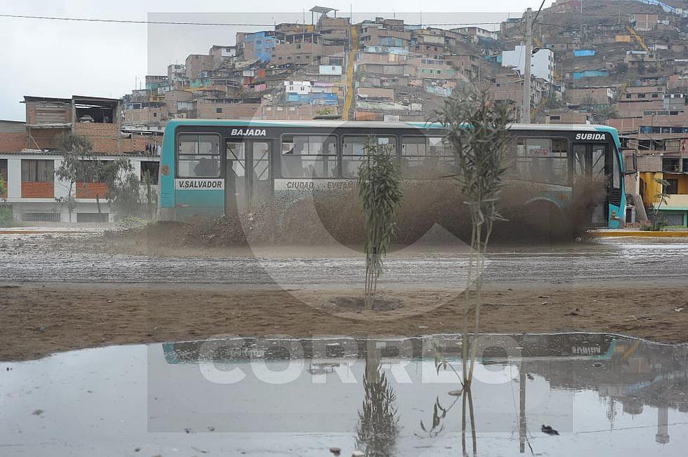 ​Enormes charcos invaden pistas tras intensa lluvia en Lima (FOTOS Y VIDEO) 
