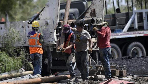 Personal de rescate participa en una operación para llegar a 10 mineros que han estado atrapados en una mina de carbón inundada durante más de una semana, en la comunidad de Agujita, Municipio de Sabinas, Estado de Coahuila, México, el 12 de agosto de 2022.  (Foto de Pedro PARDO / AFP)