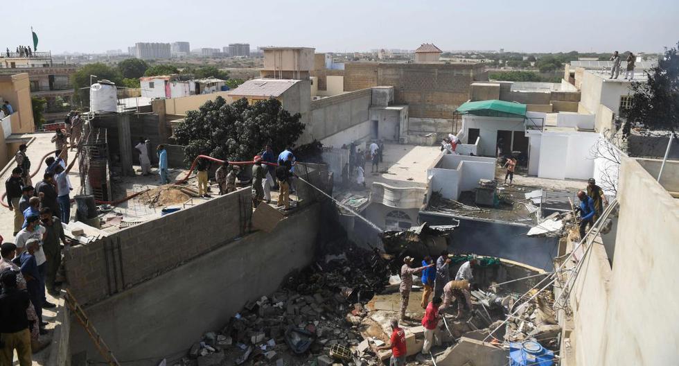 El Gobierno de Karachi puso en alerta a los principales hospitales de la ciudad. Equipos de rescate trabajan en la zona. (AFP / Asif HASSAN).