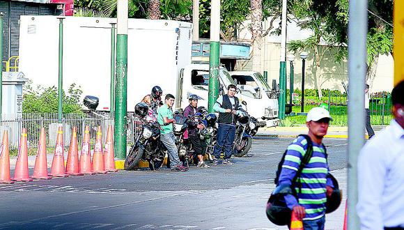 Callao busca prohibir que los motociclistas lleven a pasajeros 