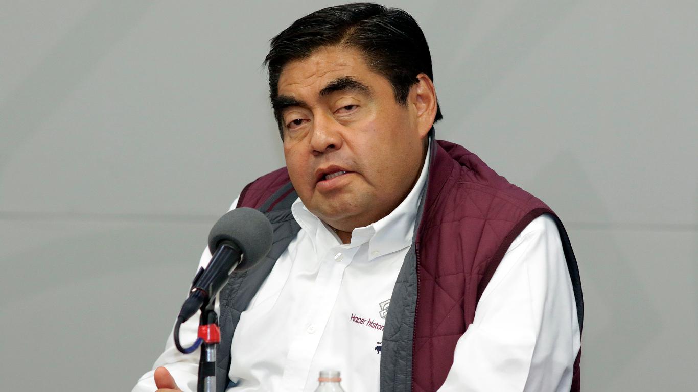 Gobernador del estado mexicano de Puebla, Miguel Barbosa, dijo que los pobres son inmunes al coronavirus (Foto: EFE)