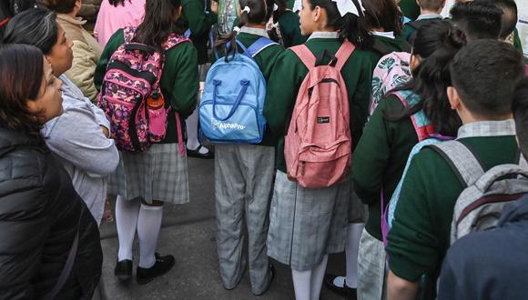 Estudiantes esperan en la fila para ingresar a su escuela en la Ciudad de México el 26 de agosto de 2019.  (Foto por ALFREDO ESTRELLA / AFP)