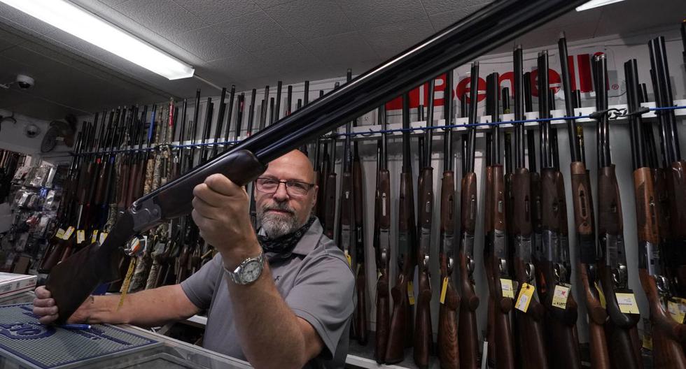 Imagen referencial. Un vendedor muestra armas a la venta en Nueva York, el 25 de setiembre de 2020.  (TIMOTHY A. CLARY / AFP).