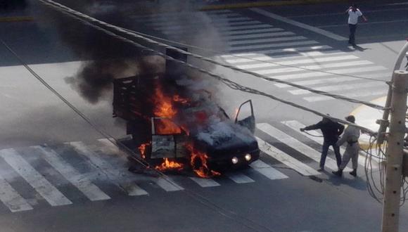 Ica: Camioneta se incendia en plaza de armas (Video)