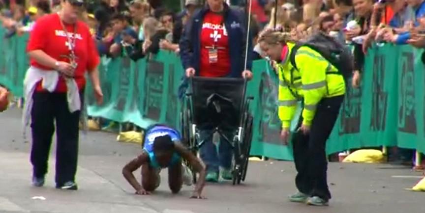 You tube: Atleta keniana completó carrera gateando y quedó en tercer lugar