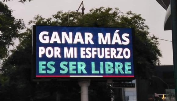 Estos mensajes aparecieron en varios paneles publicitarios en diversas calles de Lima. (Foto: Twitter)