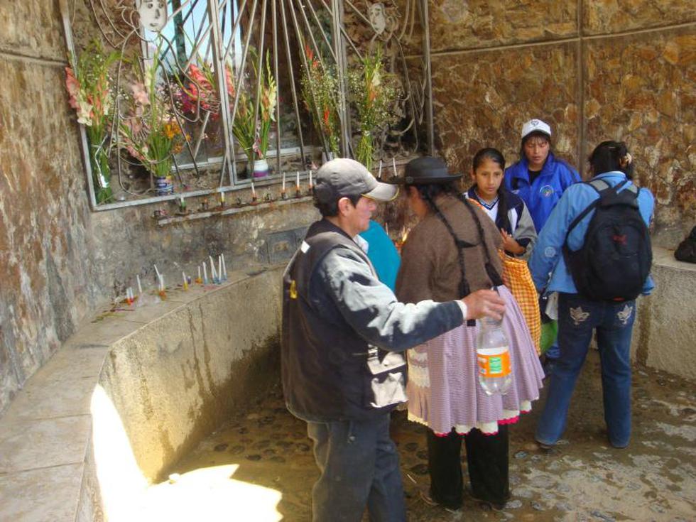 Largas colas por agua de la virgen del Cocharcas (FOTOS)
