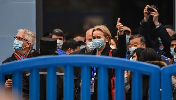 Miembros del equipo de la Organización Mundial de la Salud (OMS), que investigan los orígenes del coronavirus COVID-19, visitan el mercado mayorista cerrado de Huanan, en Wuhan, en China. (Hector RETAMAL / AFP).