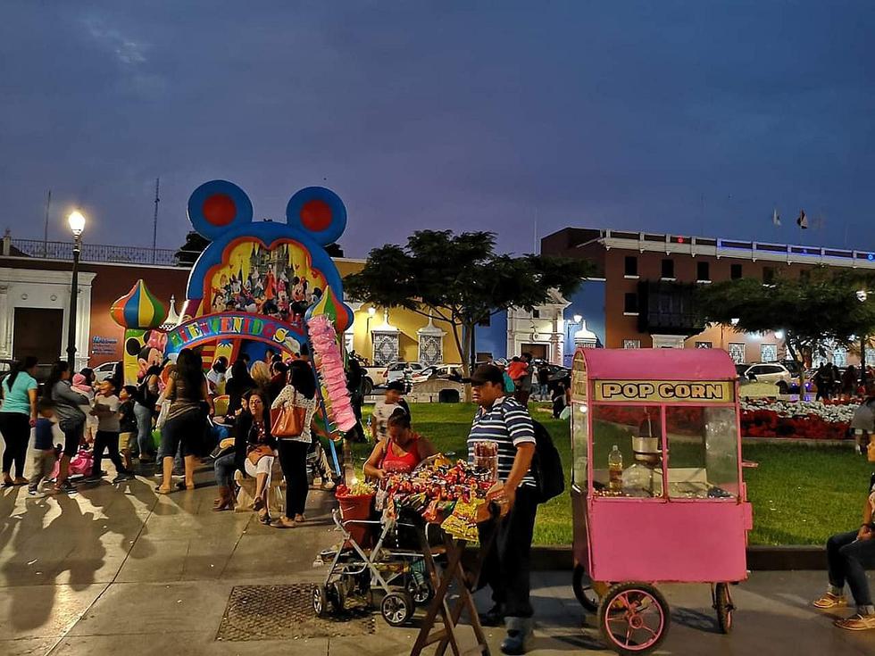 Ambulantes colocan juego inflable en Plaza de Armas de Trujillo 