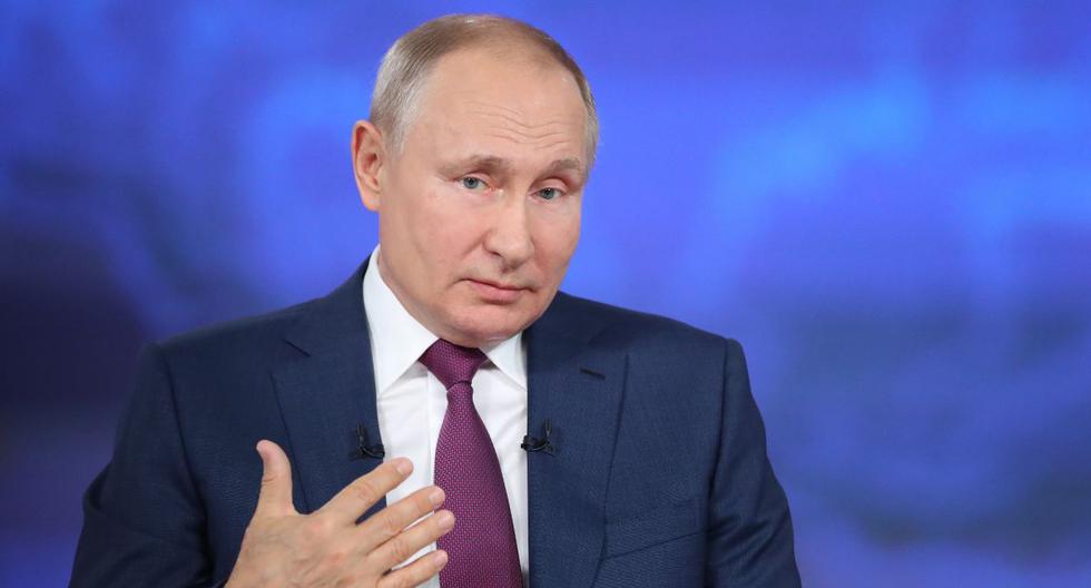 El presidente ruso Vladimir Putin asiste a su programa anual de preguntas y respuestas transmitido en vivo en Moscú, Rusia, 30 de junio de 2021. (EFE/EPA/SERGEI SAVOSTYANOV).