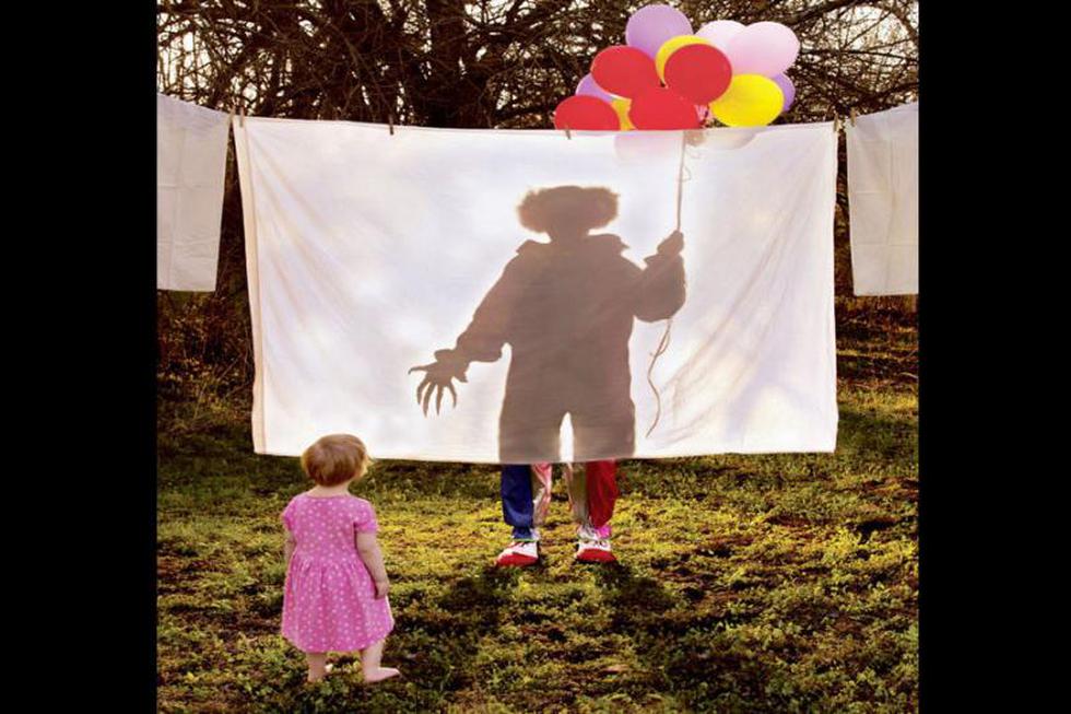 Artista  Joshua Hoffine genera polémica al recrear con sus hijas historias de terror  