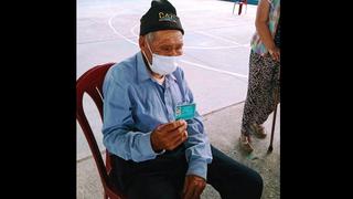 Anciano de 111 años recibe primera dosis de vacuna contra la COVID-19 en Madre de Dios